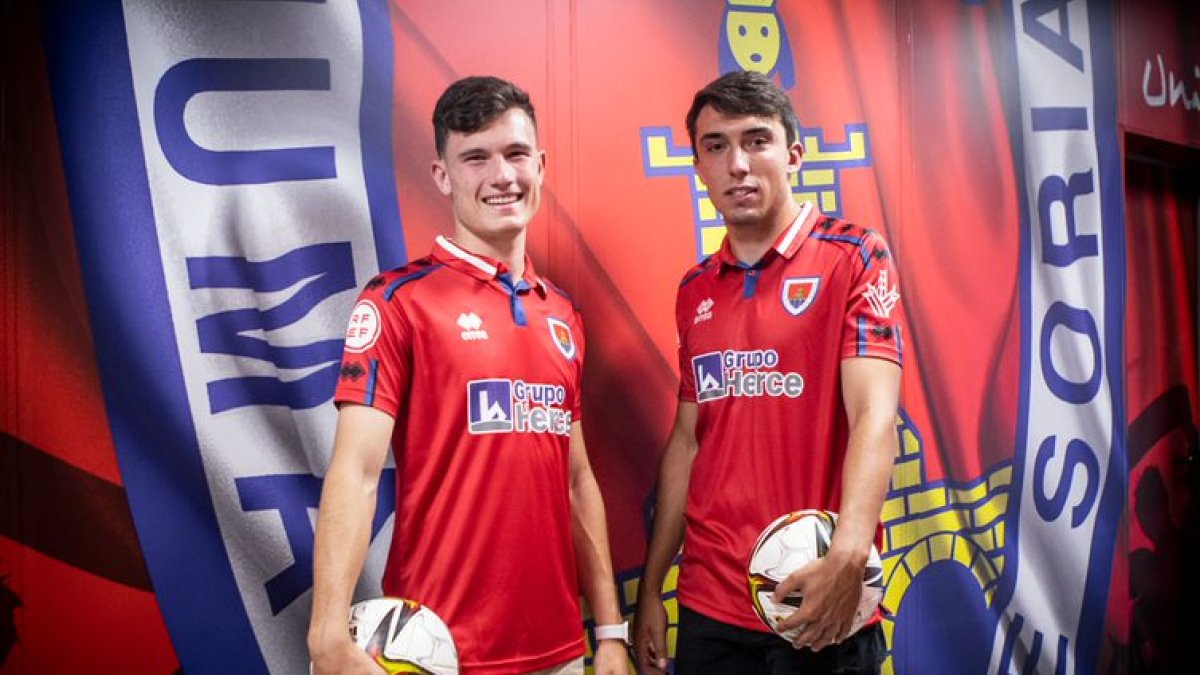 Javier Vicario, a la derecha de la imagen, durante su presentación como jugador del Numancia. GONZALO MONTESEGURO