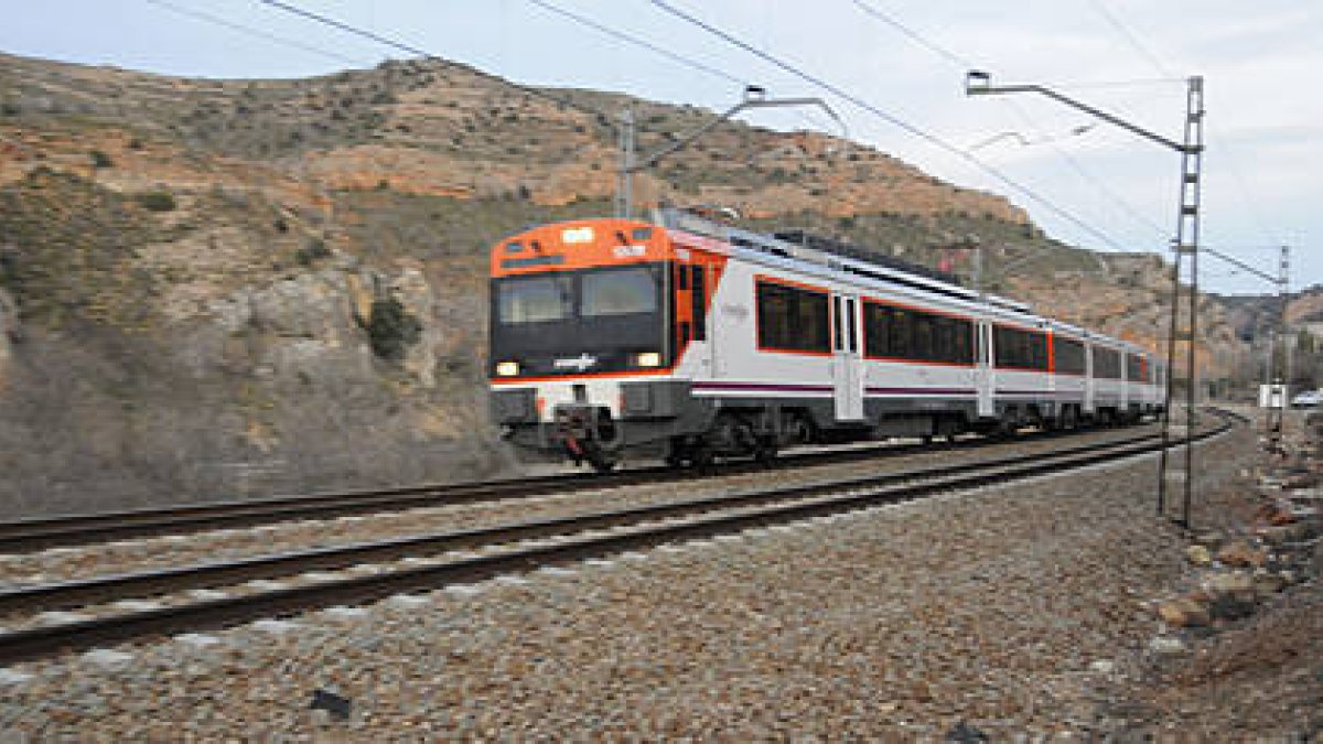El tren a su paso por Arcos. VALENTÍN GUISANDE-