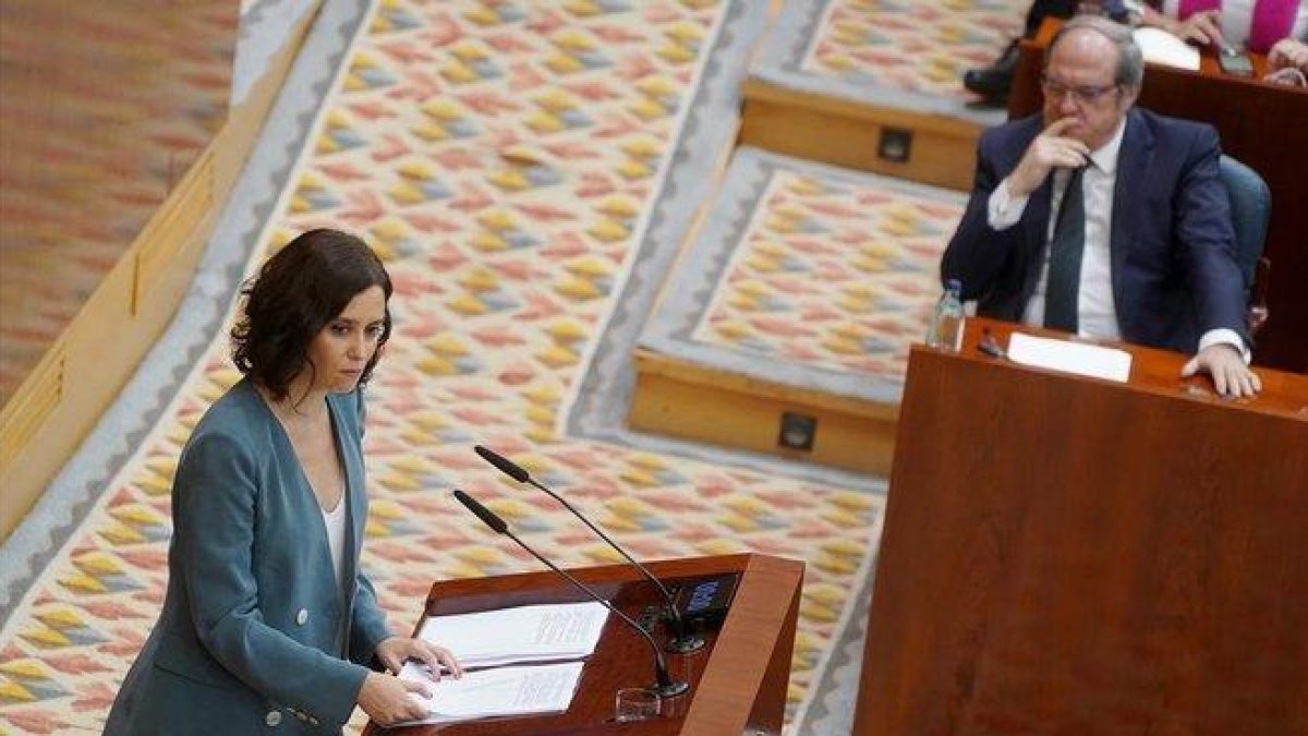 La candidata a la presidencia de la Comunidad de Madrid, Isabel Díaz Ayuso, y el líder del PSOE madrileño, Ángel Gabilondo, en el debate de investidura.-JOSÉ LUIS ROCA