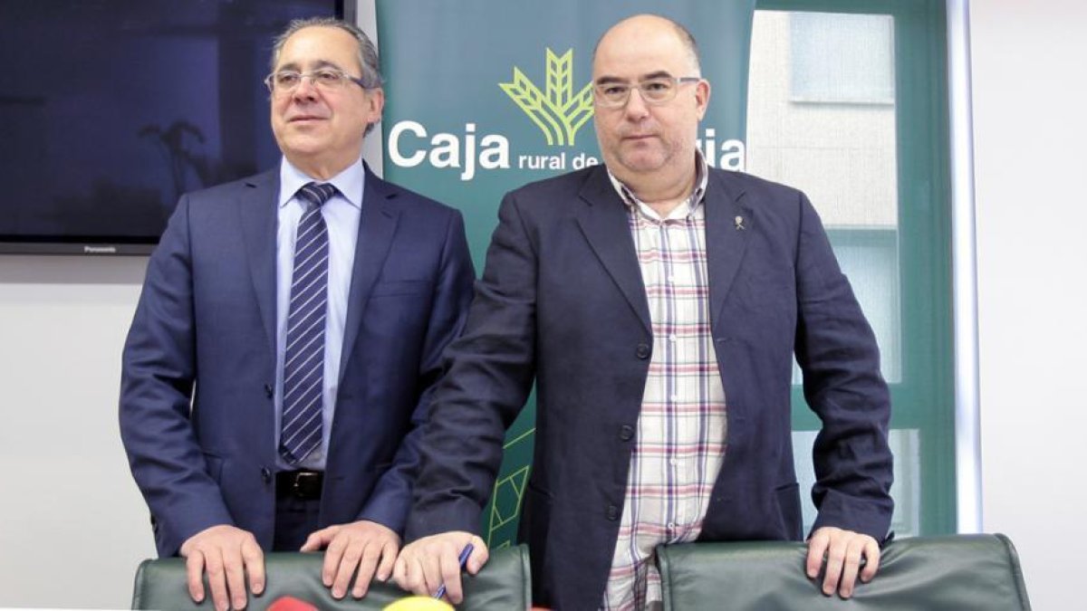 Pablo Mugarza, Caja Rural de Soria, y Luis Martínez, presidente de la ASPD, ayer en la presentación de la Gala.-MARIO TEJEDOR