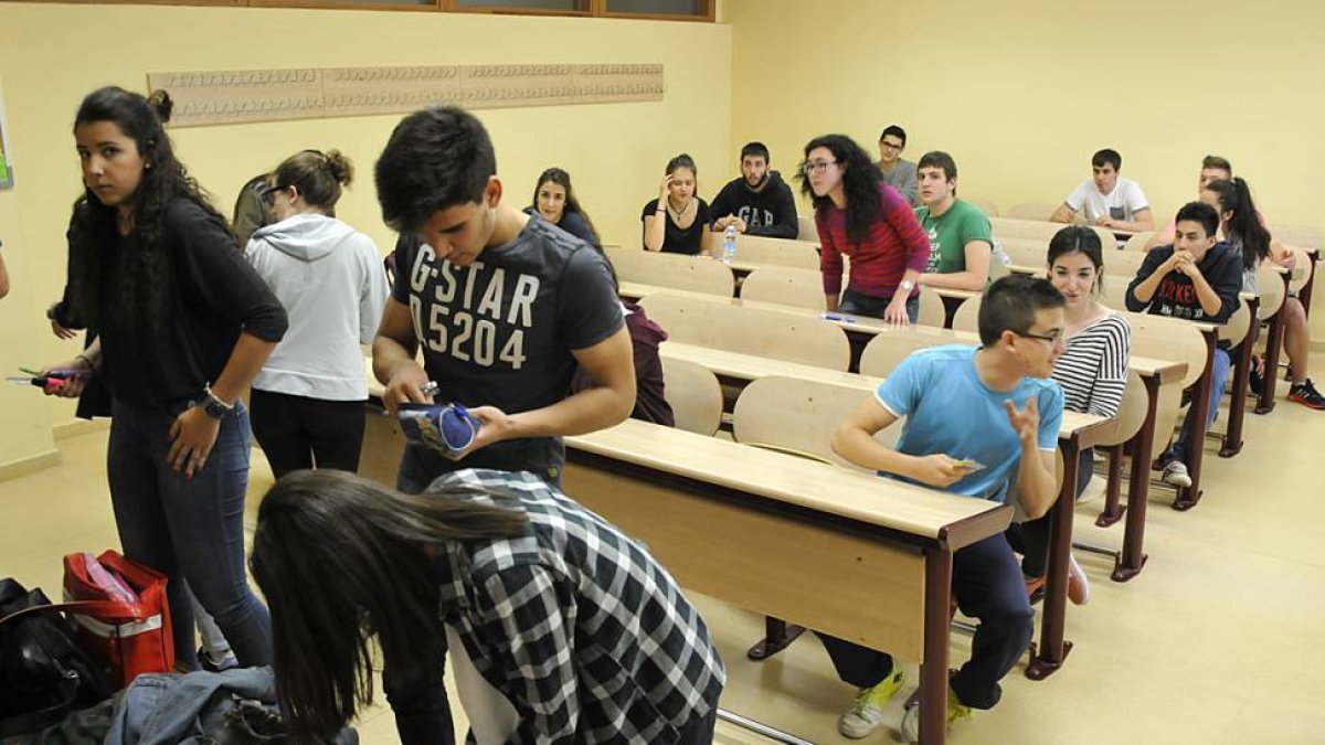 Alumnos al inicio de un examen de Selectividad, ayer, en el Campus Duques de Soria.-VALENTÍN GUISANDE