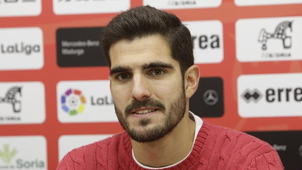 Bernardo fue presentado ayer como el segundo refuerzo del Numancia en el mercado de invierno.-Luis Ángel Tejedor