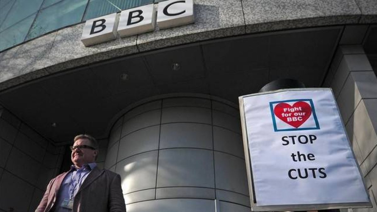 Pancarta en contra de los recortes en la BBC, en la sede de la cadena en Londres.-Foto: AFP / CARL COURT