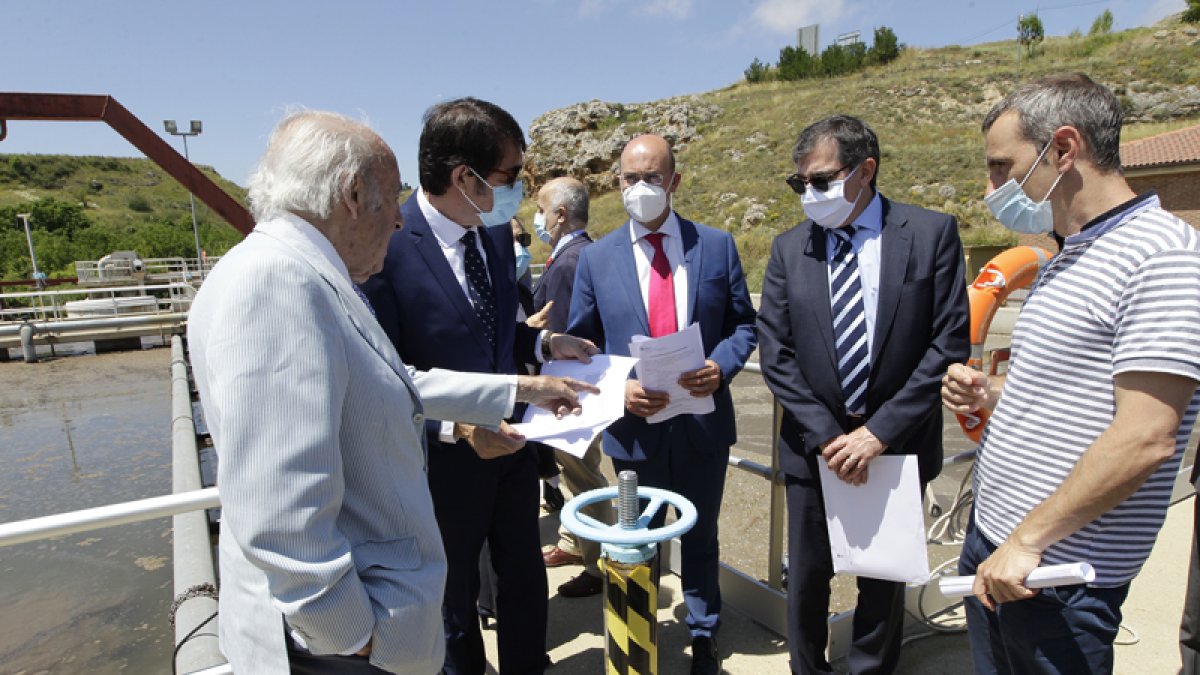 Suárez-Quiñones, segundo por la izquierda, durante su visita a la depuradora de Ágreda y Ólvega. En primer plano, el empresario Emiliano Revilla. LUIS ÁNGEL TEJEDOR