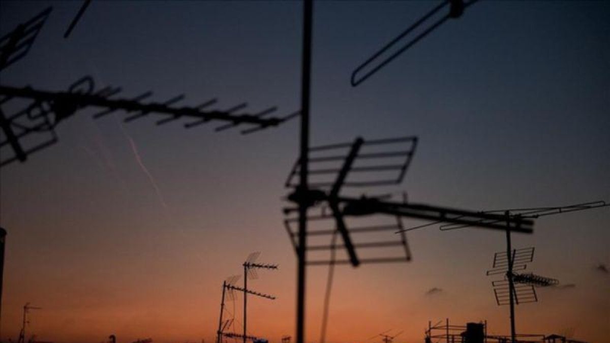 Antenas de televisión en los tejados de unos edificios.-EL PERIÓDICO