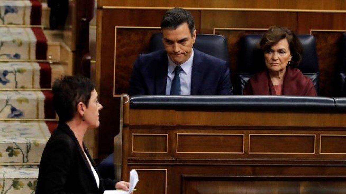 La portavoz de EH Bildu Mertxe Aizpurua (izquierda) tras su intervención en el Congreso de los Diputados.-JUAN CARLOS HDALGO (EFE)