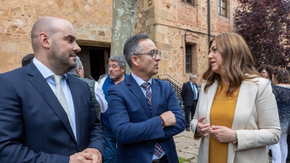 De izquierda a derecha, Rubén Carramiñana, Javier Blanco y Virginia Barcones antes de la asamblea. CONCHA ORTEGA - ICAL