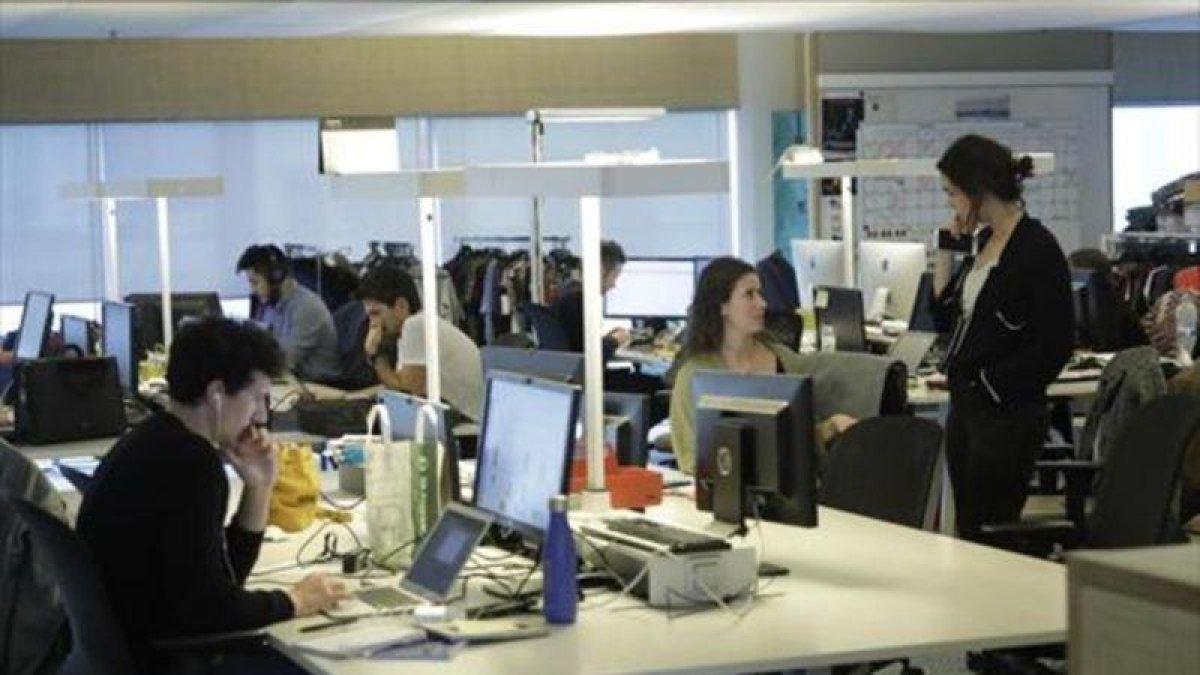 Trabajadores de Desigual en su sede de Barcelona.-FERRAN NADEU