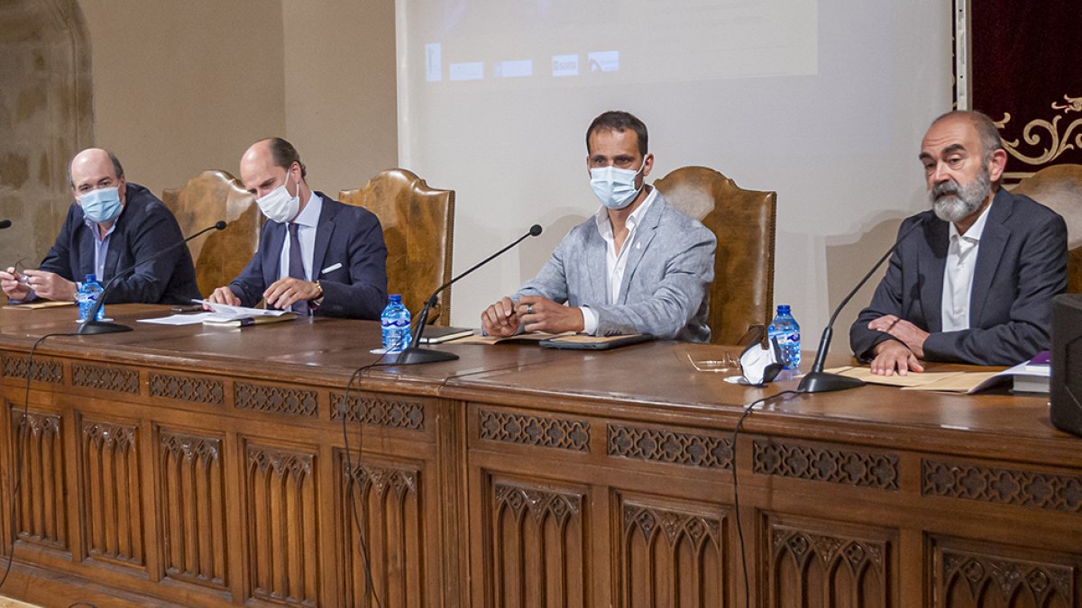 Inauguración del congreso ‘José Jiménez Lozano o la libertad de la escritura’, ayer en el Aula Magna. MARIO TEJEDOR