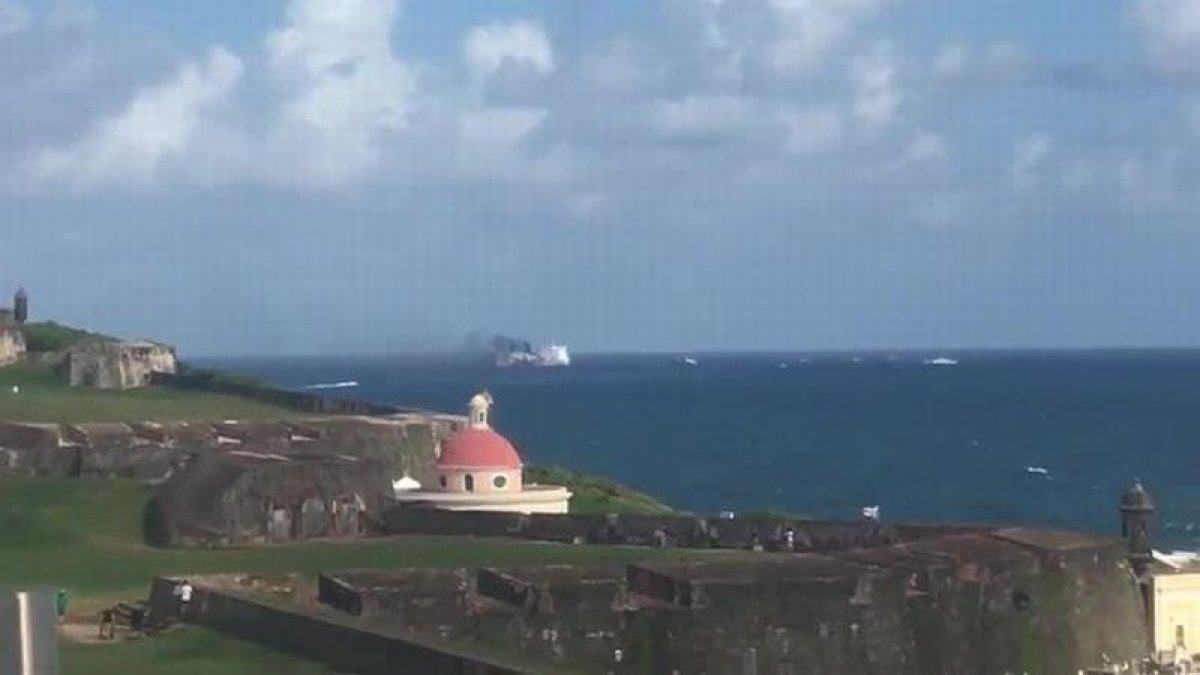 Incendio en un crucero frente a las costas de Puerto Rico.-EL PERIÓDICO