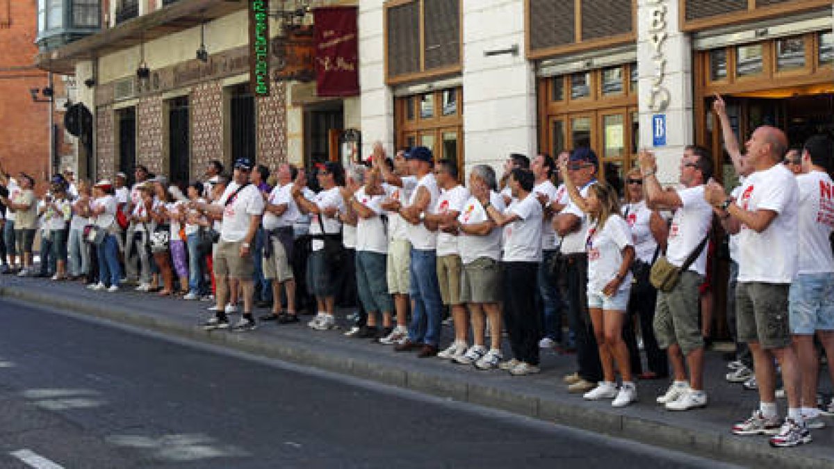 Trabajadores de Norma ayer ante las puertas del Serla./ J. M. LOSTAU-
