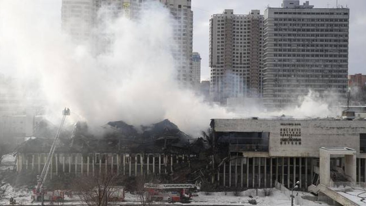 La biblioteca universitaria de la Academia Rusa de las Ciencias en llamas este sábado en Moscú.-Foto:   AP PHOTO / PAVEL GOLOVKIN