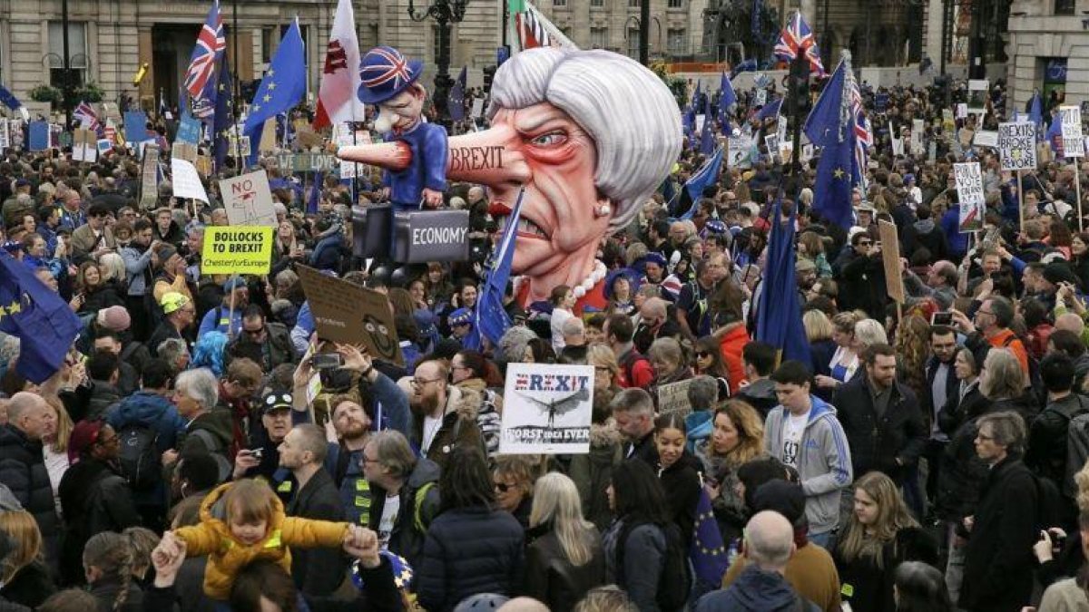 Un muñeco de la primera ministra británica, Theresa May, es llevada a través de Trafalgar Square durante una marcha anti-Brexit en Londres.-TIM IRELAND / AP