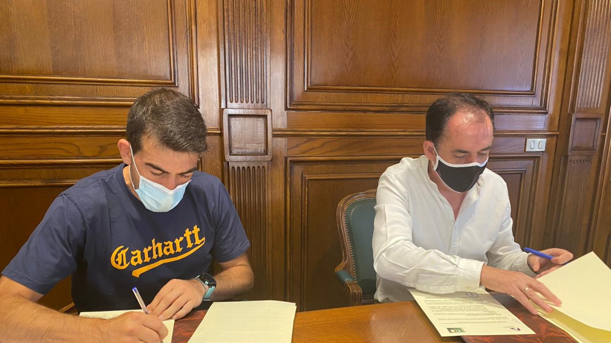 Emilio Cabrerizo y Benito Serrano en la firma del convenio entre el CD Pelota Urbión y Diputación. HDS