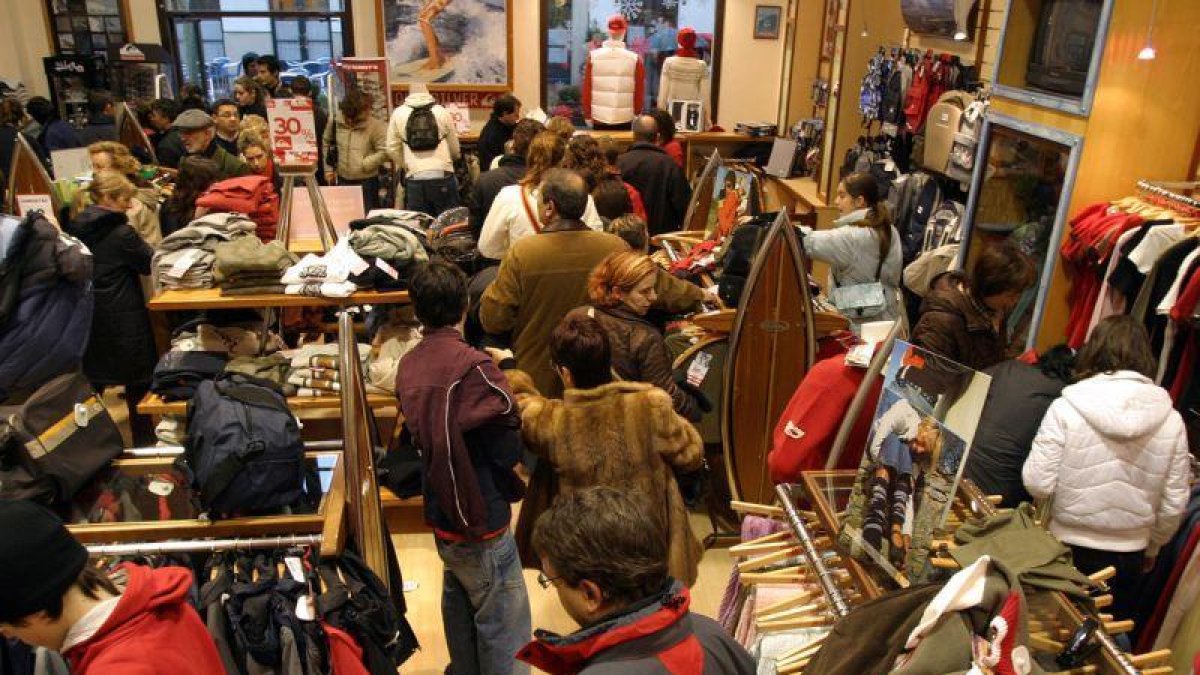 Primer día de rebajas en la Roca del Vallès.-ARCHIVO / JOSEP GARCIA