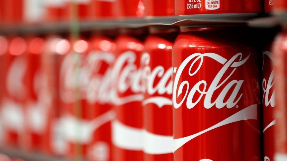 Latas almacenadas en instalaciones de Coca-Cola. /-GEORGE FREY (AFP)