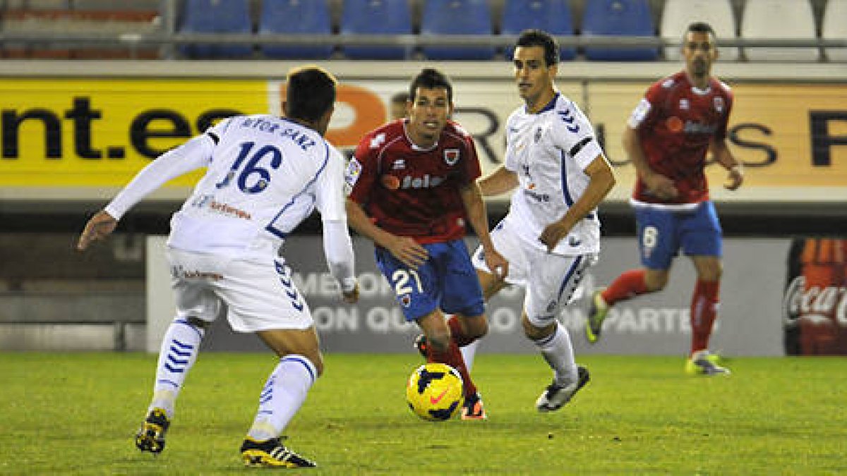 Bedoya encara al jugador del Tenerife Aitor Sanz. / Diego Mayor-