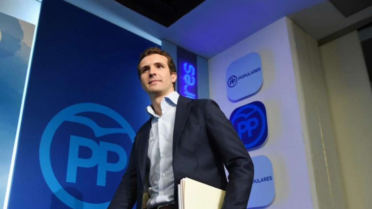 Pablo Casado, cuando mostró la documentación de su máster en la URJC.-FERNANDO VILLAR