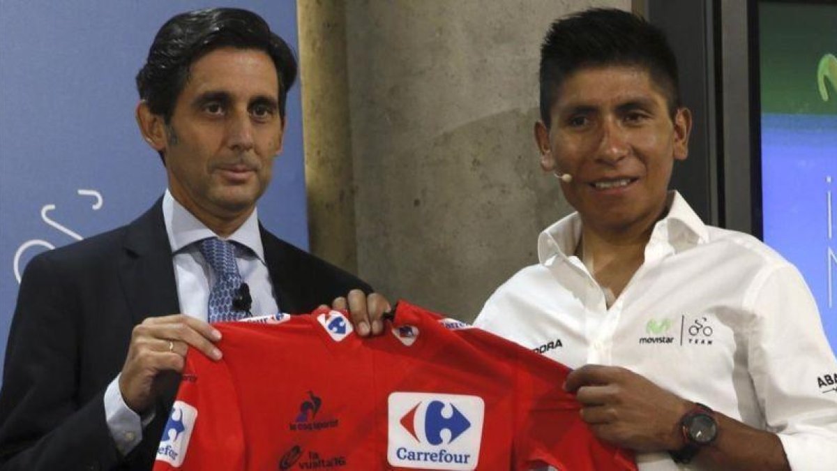 El presidente ejecutivo de Telefónica, José María Álvarez-Pallete, posa con el ciclista colombiano Nairo Quintana.-FERNANDO ALVARADO / EFE