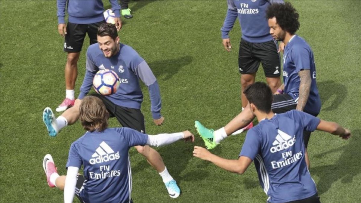 Kovacic, Marcelo, Enzo Zidane y Modric, durante el entrenamiento de este martes en la ciudad deportiva de Valdebebas.-EFE / ZIPI
