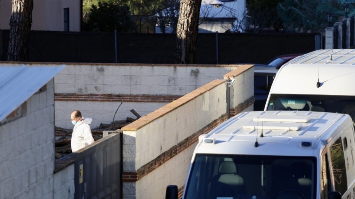Labores de registro en una vivienda de Traspinedo, Valladolid, en el caso de Esther López. LETICIA PÉREZ-ICAL