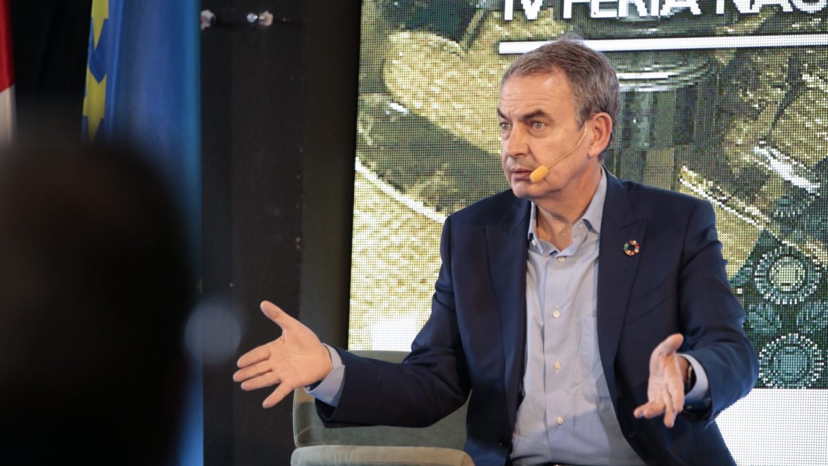 Rodríguez Zapatero en uno de sus gestos característicos.-GONZALO MONTESEGURO