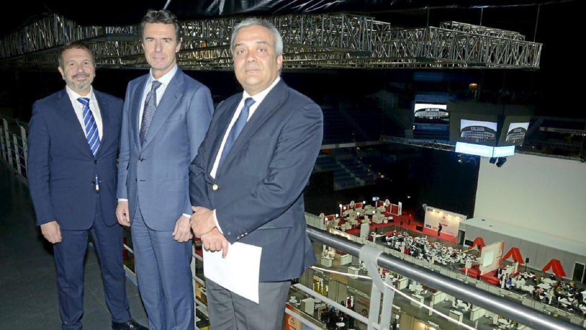 El director del Incibe, Miguel Rego, el ministro de Industria, José Manuel Soria, y el secretario de Estado de Telecomunicaciones, Víctor Calvo-Sotelo presumen en el Barclays Centre de Madrid del Cybercamp fuera de León, la sede del Incibe.-Ministerio de Industria