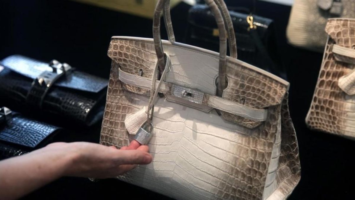 El bolso Birkin, con piel de cocodrilo.-AFP / ISAAC LAWRENCE