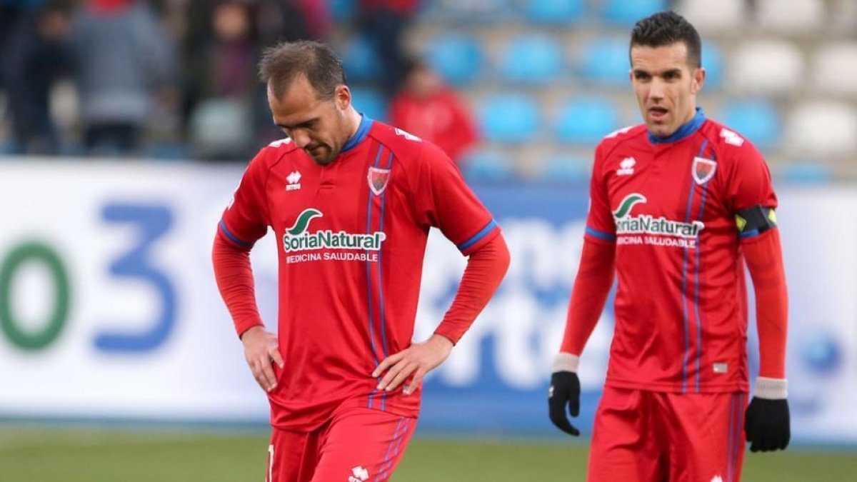 Unai Medina se muestra cabizbajo en el césped del Toralín.-ÁREA 11