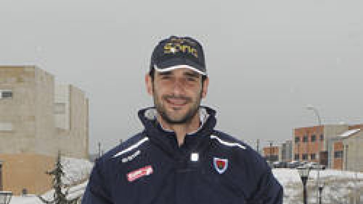 Chaso fue presentado ayer como nuevo jugador del CMA. / V. Guisande-