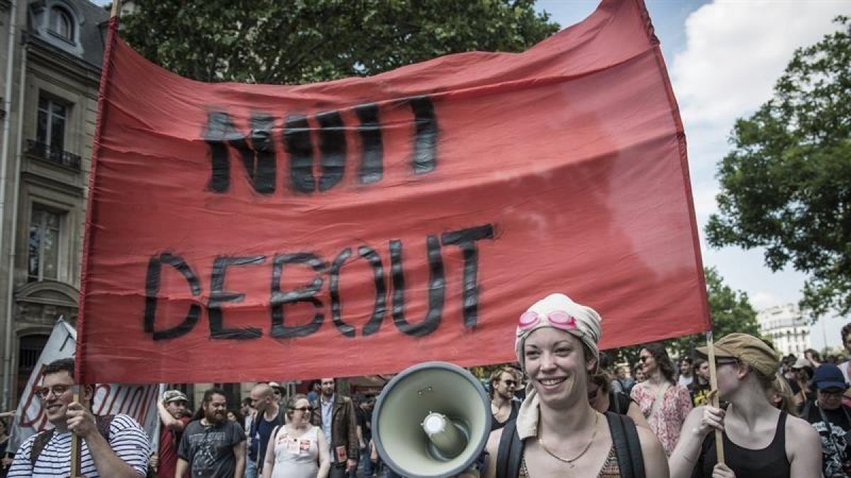 Manifestantes protestan contra la nueva reforma laboral planeada por el gobierno en París.-EFE/Christophe Petit Tesson