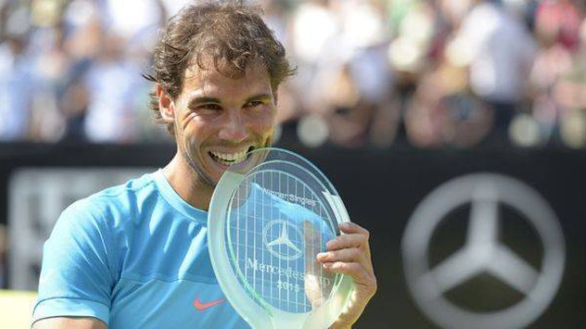 Rafael Nadal, con el trofeo que lo acredita como ganador del torneo sobre hierba de Stuttgart.-Foto: AFP / THOMAS KIENZLE