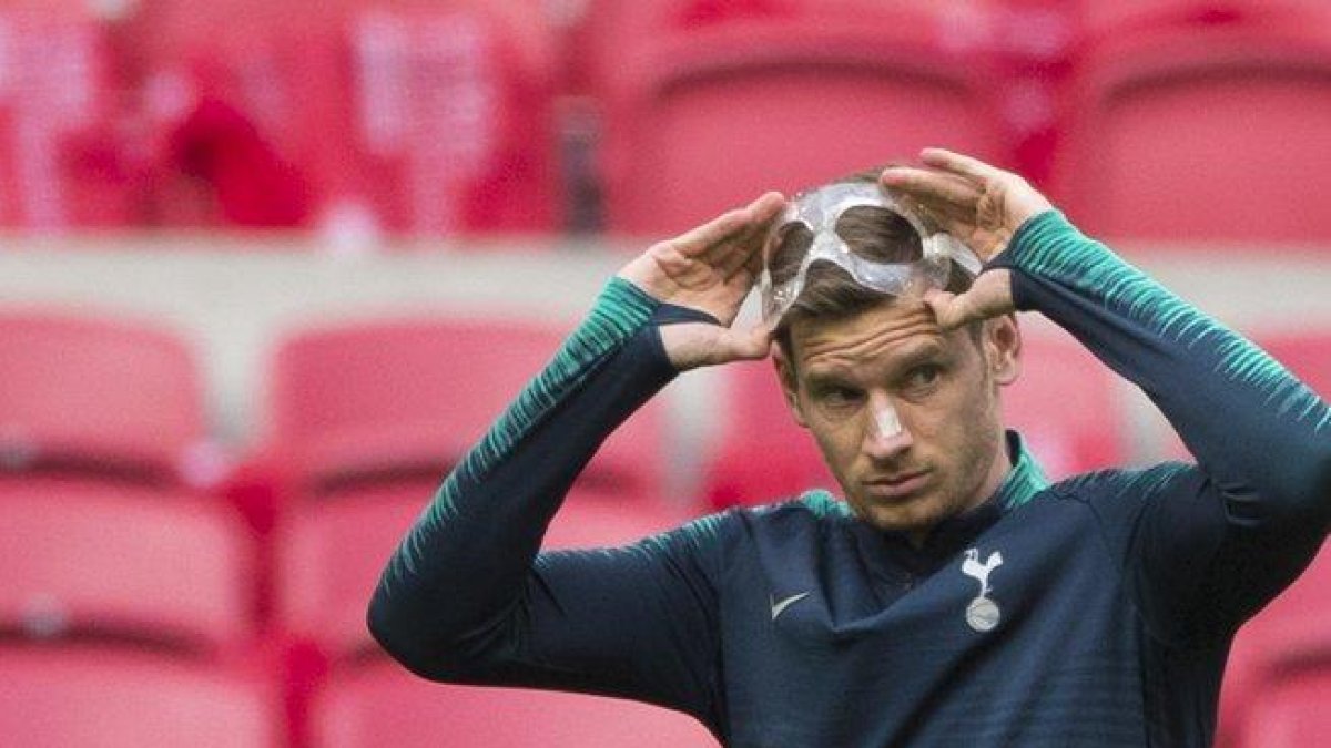 El jugador del Tottenham Vertonghen con la máscara protectora con la que tiene que jugar.-AP