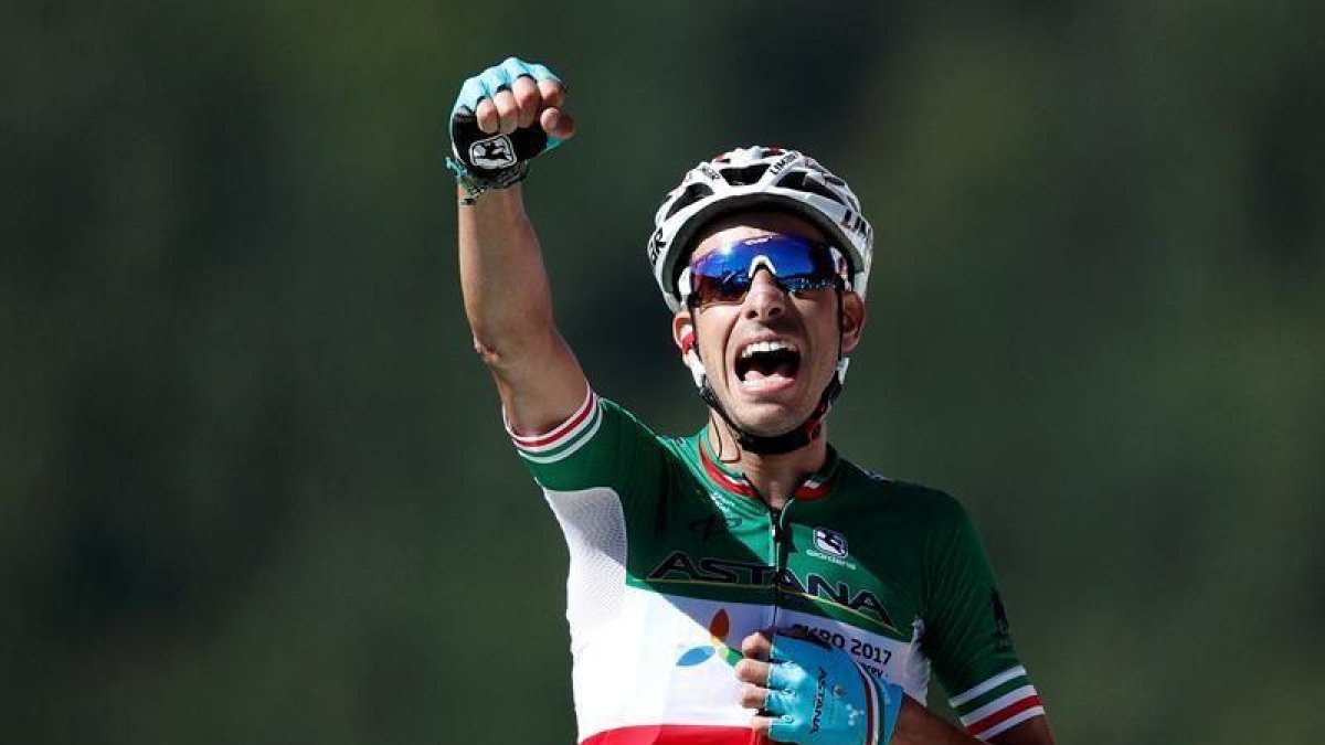 El ciclista italiano Fabio Aru del Astana celebra su victoria tras cruzar la meta de la quinta etapa del Tour de Francia, una jornada de 160,5 kilómetros que se disputa entre Vittel y La Planche des Belles Filles , en Francia.-EFE