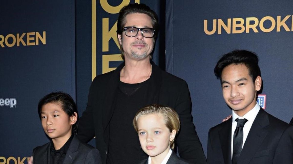 Brad Pitt posa con tres de sus seis hijos, en el Dolby Theatre de Hollywood, en diciembre del 2014.-AP / ROBYN BECK