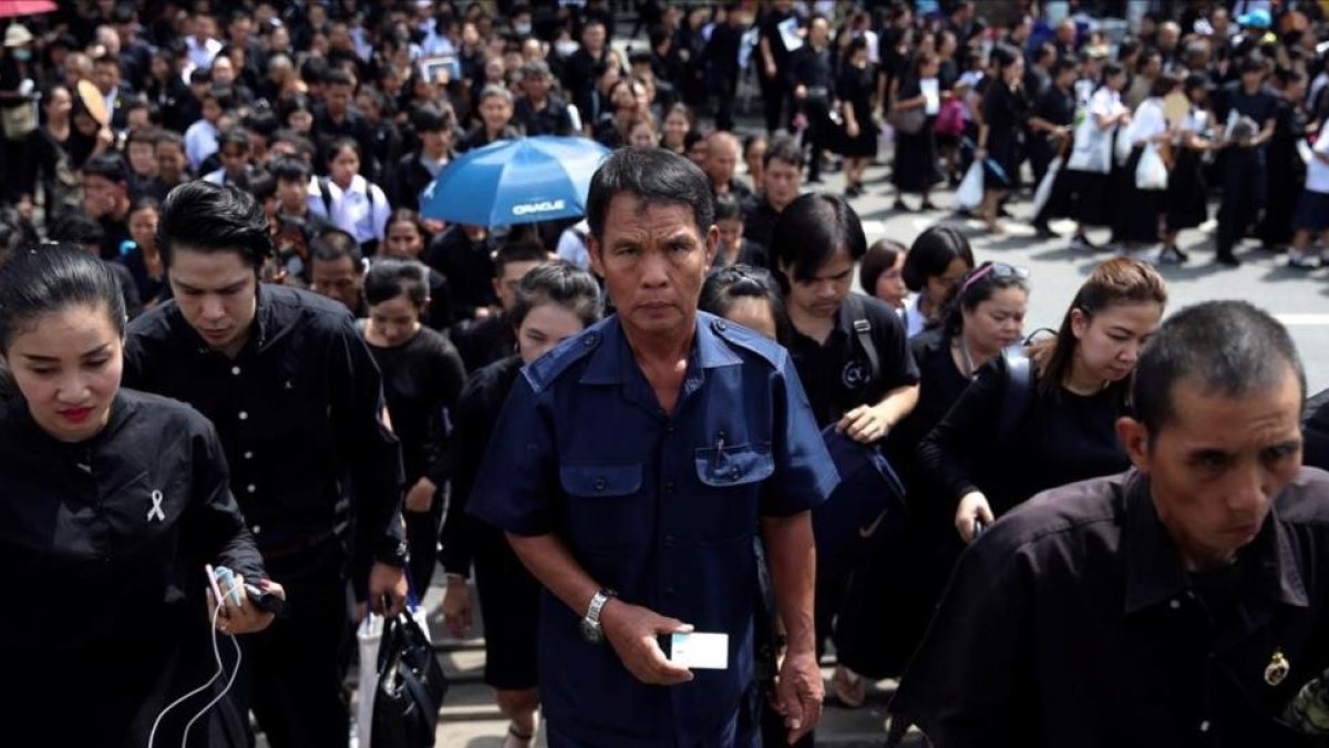 Miles de tailandeses hacen cola para rendir tributo al fallecido rey Bhumibol Adulyadej.-REUTERS / ATHIT PERAWONGMETHA