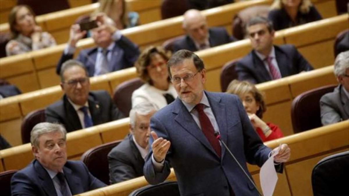 El presidente del Gobierno, Mariano Rajoy, habla desde su escaño en el pleno del Senado.-JOSE LUIS ROCA