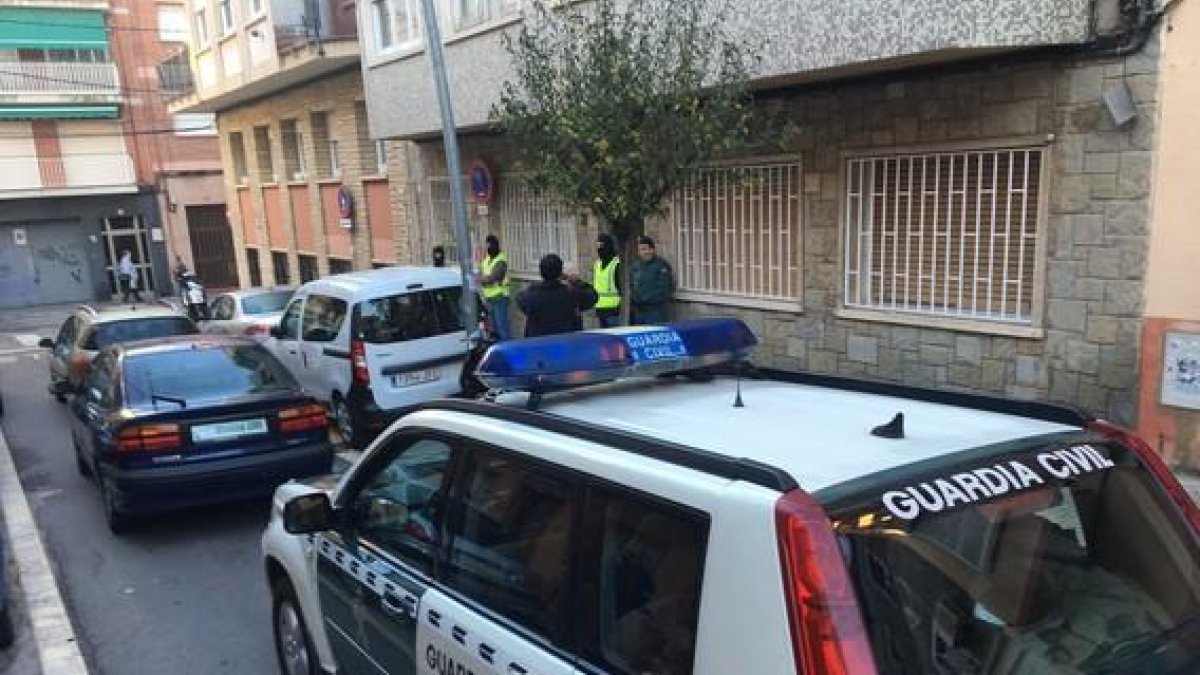 Agentes de la Guardia Civil, en Cornellá, esta mañana.-GUILLEM SÁNCHEZ