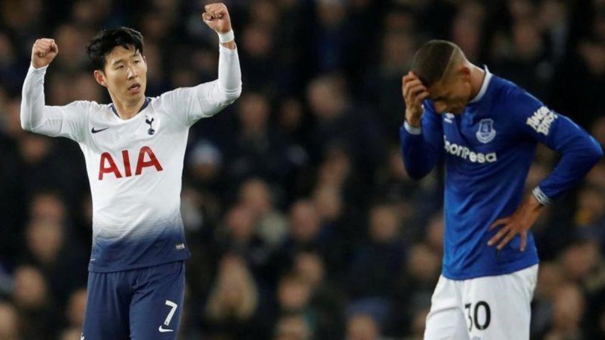 Son Heung-Min (Tottenham) celebra su primer gol ante el pesar de Richarlison (Everton).-CARL RECINE (REUTERS)