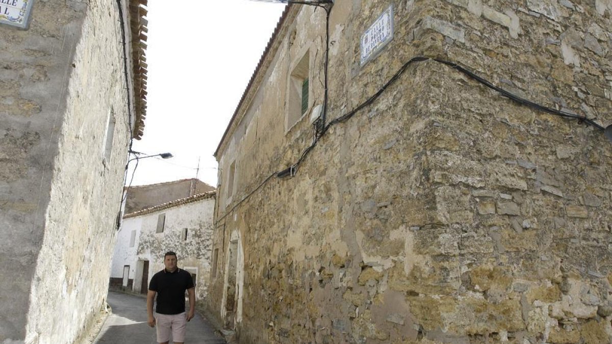 El alcalde de Valdelagua en la calle Primo de Rivera-L.A.T.