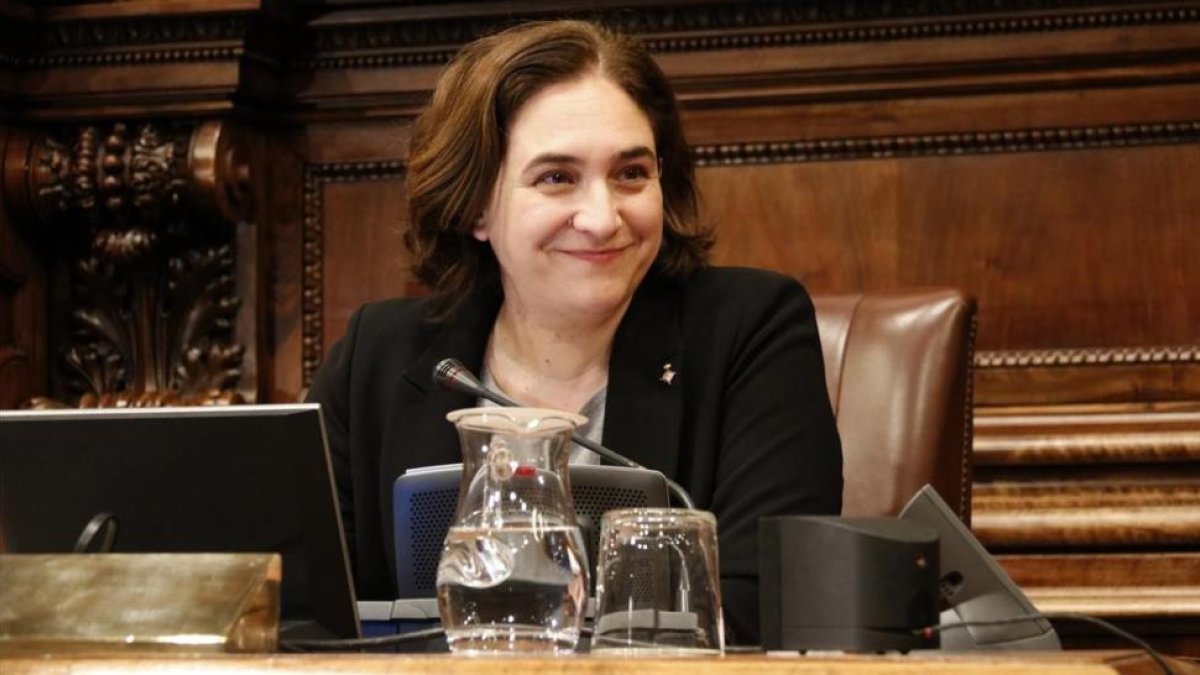 La alcaldesa Ada Colau, en el inicio del pleno de este viernes.-ALEIX FREIXAS / ACN