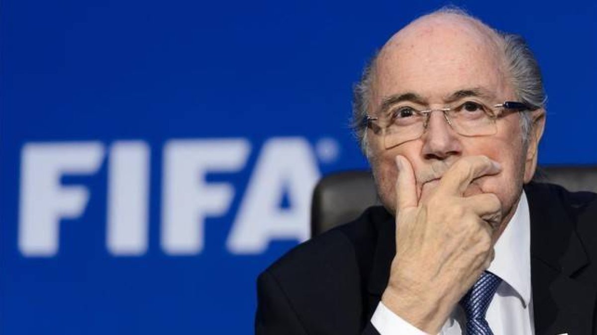 Blatter, en una rueda de prensa de la FIFA.-AP / FABRICE COFFRINI