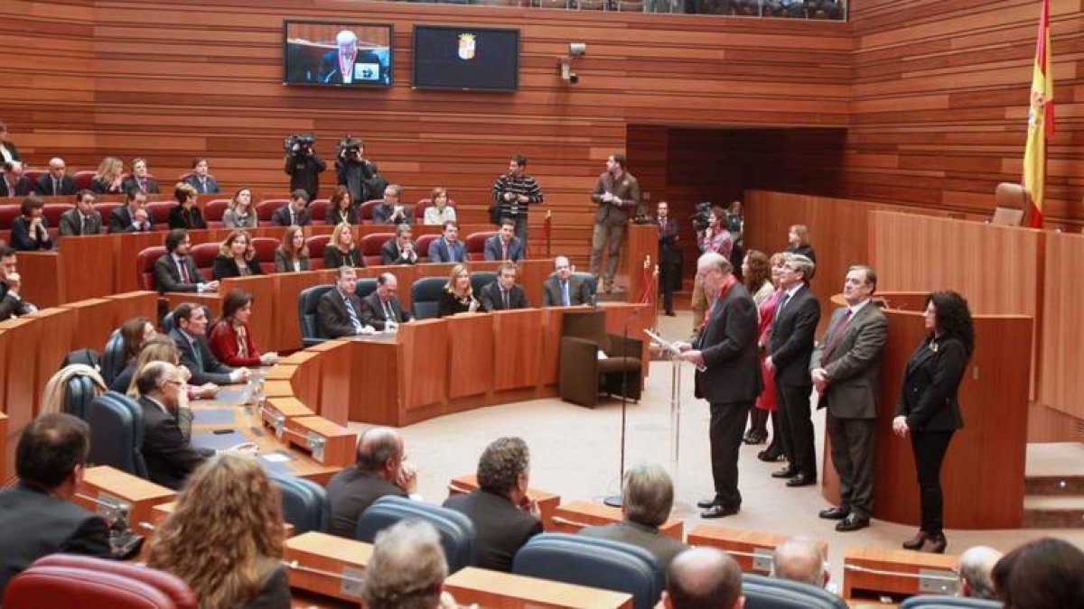 Del Bosque agradece la concesión de la Medalla de Oro a los representantes políticos, económicos y sociales, reunidos ayer en las Cortes, para conmemorar el Estatuto. / J. M. LOSTAU-