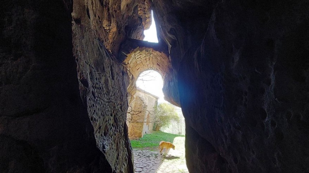 La<strong> cueva de la Santa Cruz, en Conquezuela (Miño de Mecinaceli) </strong>tiene un carácter sagrado al menos desde la Edad del Bronce. En ella hay <strong>grabados prehistóricos</strong> (cazoletas y figuras humanas esquemáticas) que reflejan los<strong> rituales sagrados</strong> prehistóricos. Hay quienes afirman que los <strong>celtíberos</strong> también consideraron sagrado el lugar y allí que dejaron un <strong>altar de sacrificios, </strong>pero la realidad es que lo que se señala como altar son unas escaleras talladas en la piedra a mediados del siglo XX para colocar a los músicos en las fiestas del pueblo. La gruta, en la que hay un manantial, también fue dedicada al culto cristiano a partir de la<strong> Edad Media,</strong> cuando se construyó una bóveda. Las fotografías siguen una<strong> ruta </strong>desde Miño de Medinaceli hasta la Ermita de la Virgen de la Santa Cruz, en Conquezuela, con parada en el <strong>abrigo de la Dehesa o de Carlos Álvarez </strong>(su descubridor) con <strong>pinturas prehistóricas.</strong>