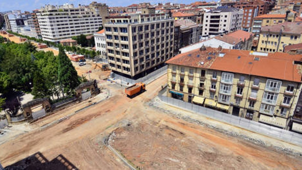 Obras en Mariano Granados, en una imagen de ayer. ÁLVARO MARTÍNEZ-