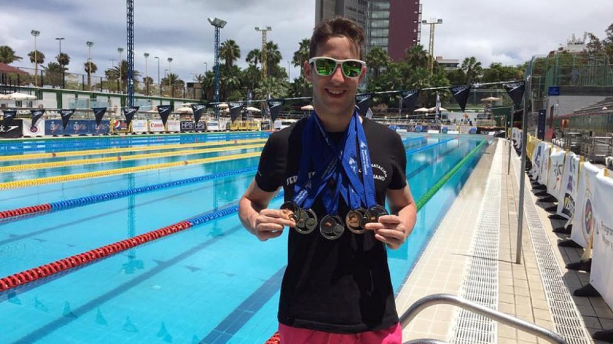 Sergio Martín posa con sus medallas logradas en Canarias.-Caep