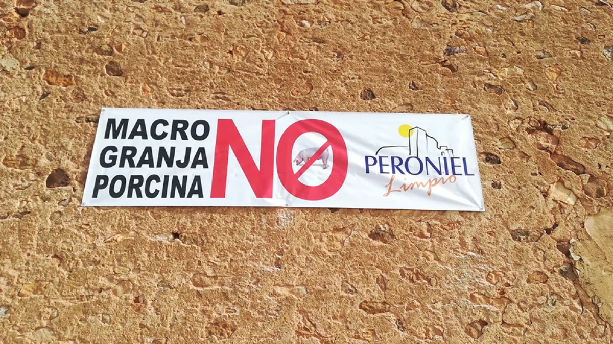 Carteles contra la granja porcina ya se leen en Peroniel.-HDS