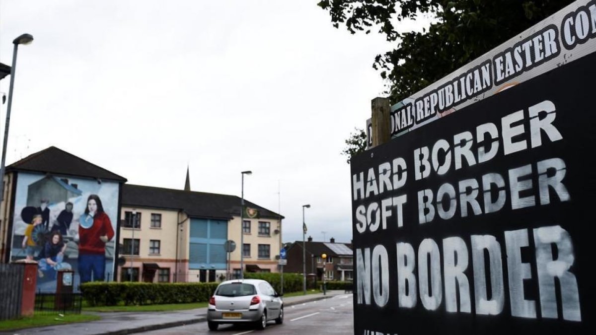 Un cartel en Londonderry, ciudad fronteriza de Irlanda del Norte, con la consigna: Frontera dura, frontera blanda, sin frontera.-/ CLODAGH KILCOYNE (REUTERS)