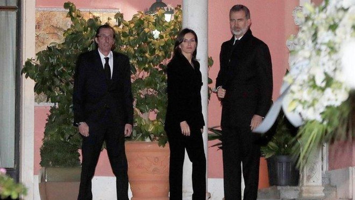 Los Reyes, Felipe y Letizia, a su llegada a la capilla ardiente, este miércoles por la tarde.-