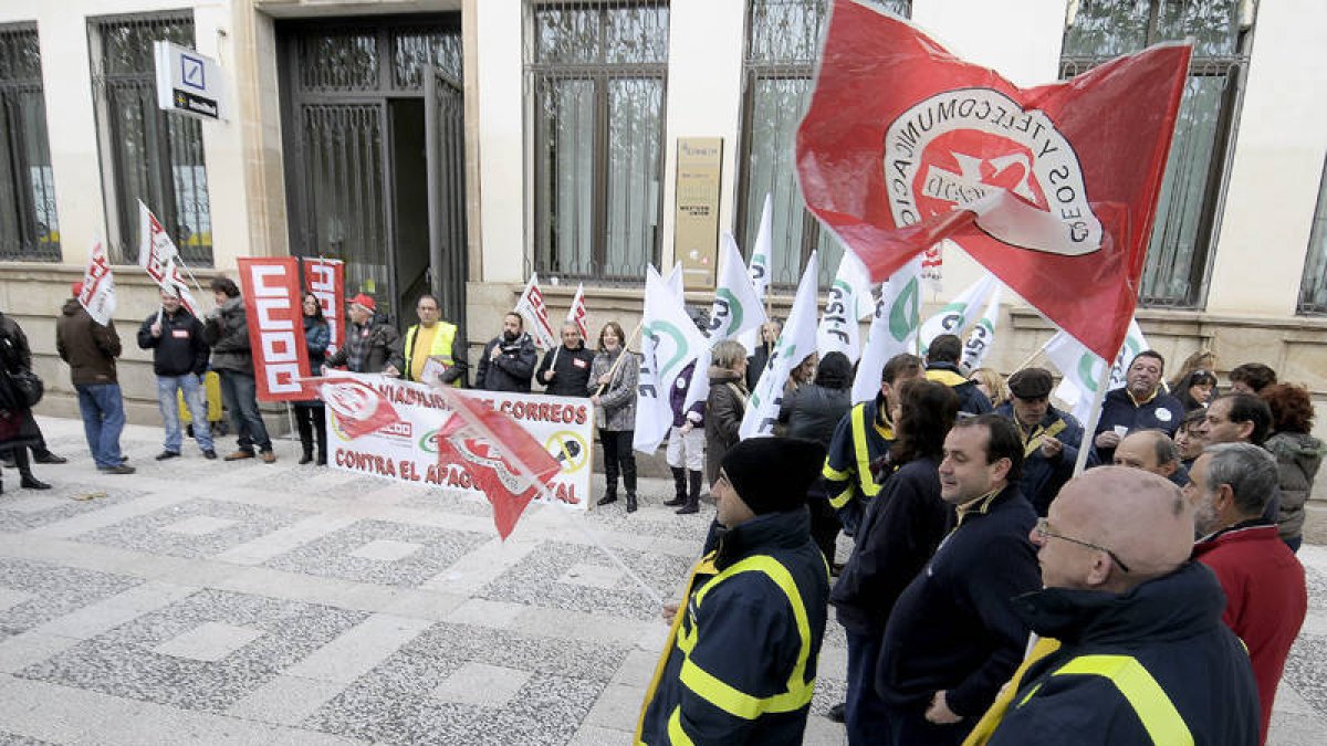 Un grupo de trabajadores se manifiesta ayer en las puertas de Correos contra el nuevo proyecto de Ley Postal. / ÚRSULA SIERRA-